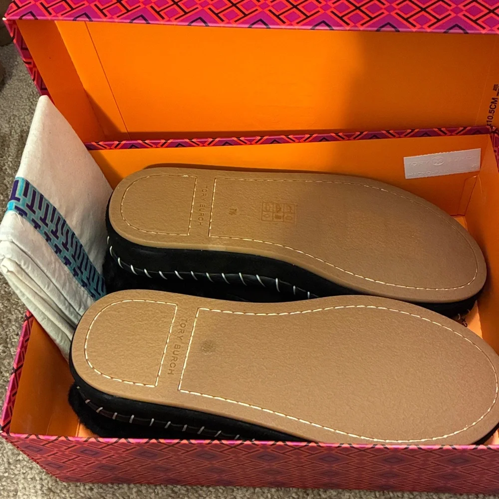 Tory Burch black shearling size 7.5 - Picture 3 of 3